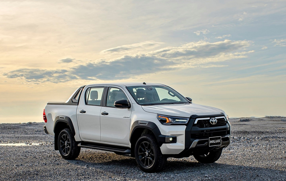 Một phần nguy&ecirc;n nh&acirc;n khiến doanh số Toyota Hilux sụt giảm trong th&aacute;ng 8 l&agrave; do phải đến ng&agrave;y 14/8 phi&ecirc;n bản n&acirc;ng cấp giữa v&ograve;ng đời của mẫu xe n&agrave;y mới được ra mắt