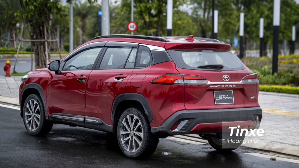 Cạnh tranh với các mẫu xe ở phân khúc B-SUV ở phiên bản tiêu chuẩn, lợi thế của Toyota Corolla Cross nằm ở việc sở hữu không gian nội thất rộng rãi do trục cơ sở lớn hơn phân hạng B, tiệm cận phân hạng C