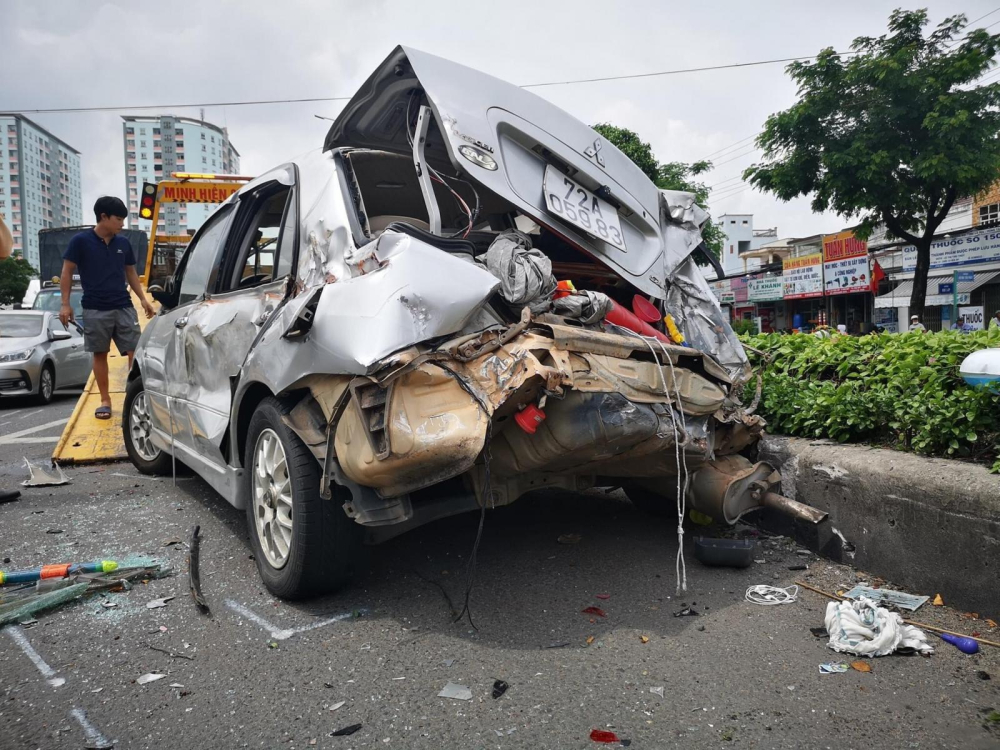 Chiếc ô tô Mitsubishi bị hư hỏng nặng
