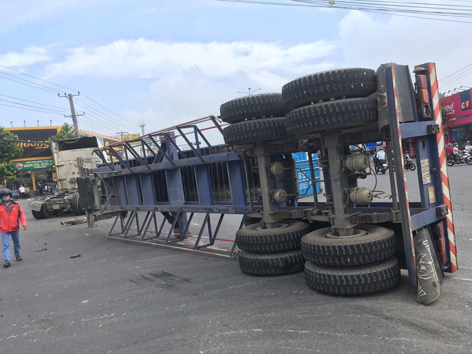 Rơ-moóc của chiếc xe container rơi ra và nằm lật nghiêng