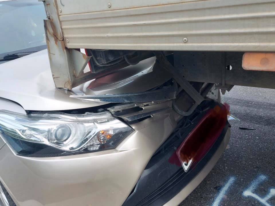 Đầu xe Toyota Vios rúc dưới gầm ô tô tải