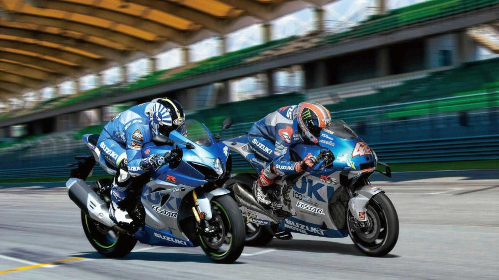 Phiên bản kỷ niệm Suzuki GSX-R1000R 100th Anniversary Edition bên cạnh chiếc xe đua Suzuki Ecstar GSX-RR MotoGP