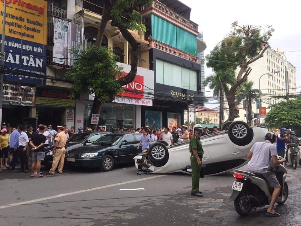 Lực lượng chức năng có mặt tại hiện trường vụ tai nạn