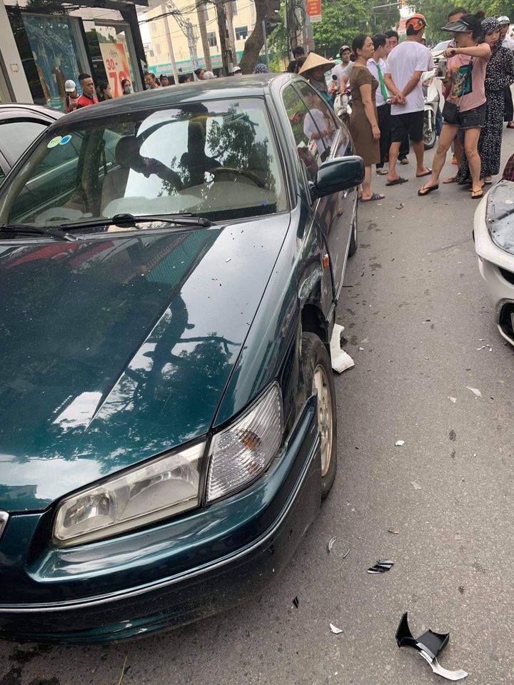 Chiếc Toyota Camry bị biến dạng cả hai bên sườn xe