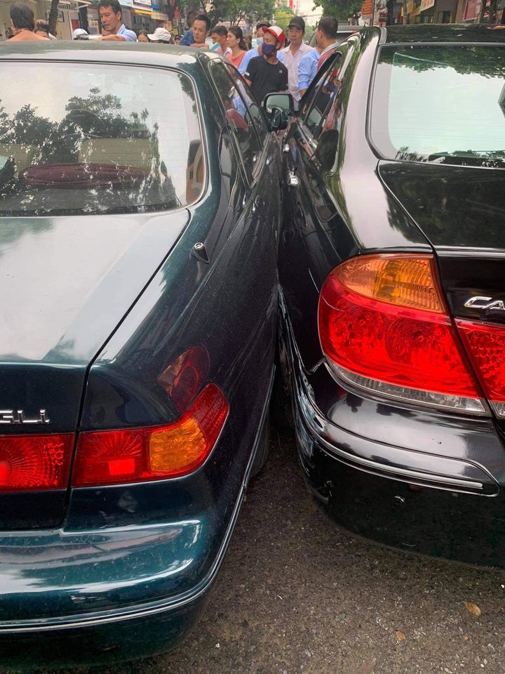 Hai chiếc Toyota Camry va chạm với nhau