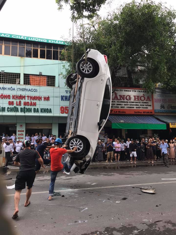 Chiếc Mazda3 được cẩu đi khỏi hiện trường