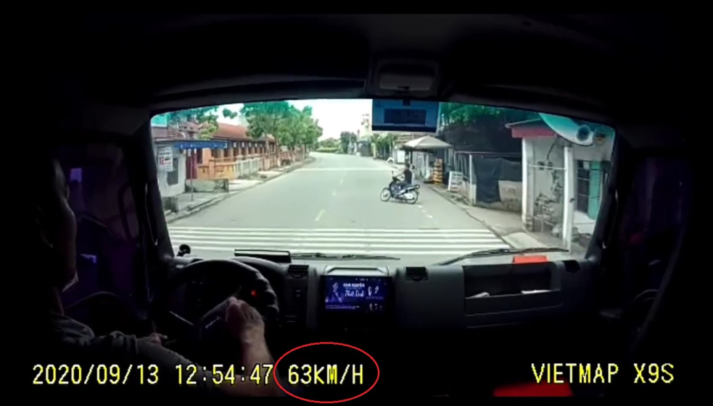T&agrave;i xế xe ben chạy ở vận tốc 63 km/h khi gặp người đ&agrave;n &ocirc;ng đi từ ng&otilde; ra