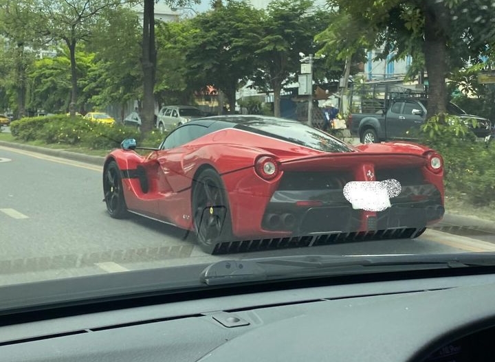 Chủ xe Ferrari LaFerrari Aperta tại Th&aacute;i Lan l&agrave; một nh&agrave; sưu tập Ferrari rất k&iacute;n tiếng v&agrave; dưới sự hậu thuẫn của đại l&yacute; Ferrari Th&aacute;i Lan, doanh nh&acirc;n n&agrave;y nhận được sự đồng &yacute; từ h&atilde;ng Ferrari về một suất mua LaFerrari Aperta ch&iacute;nh h&atilde;ng