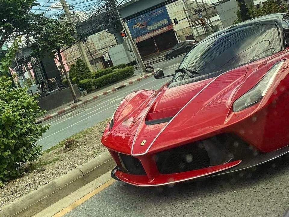 Si&ecirc;u xe mui trần Ferrari LaFerrari Aperta bất ngờ xuất hiện tr&ecirc;n đường phố Th&aacute;i Lan sau nhiều th&aacute;ng mất t&iacute;ch