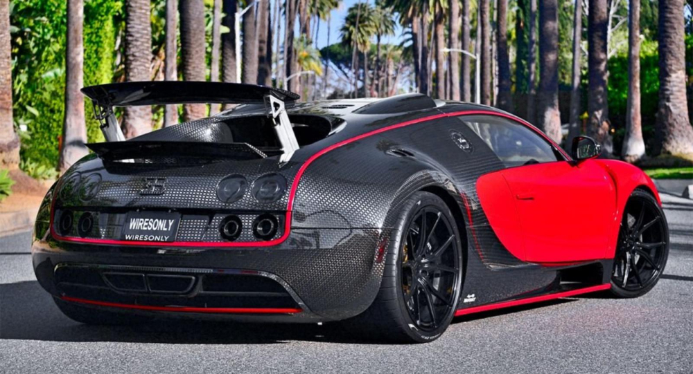 Nửa thân sau của chiếc Bugatti Veyron này được hoàn thành sợi carbon đắt tiền