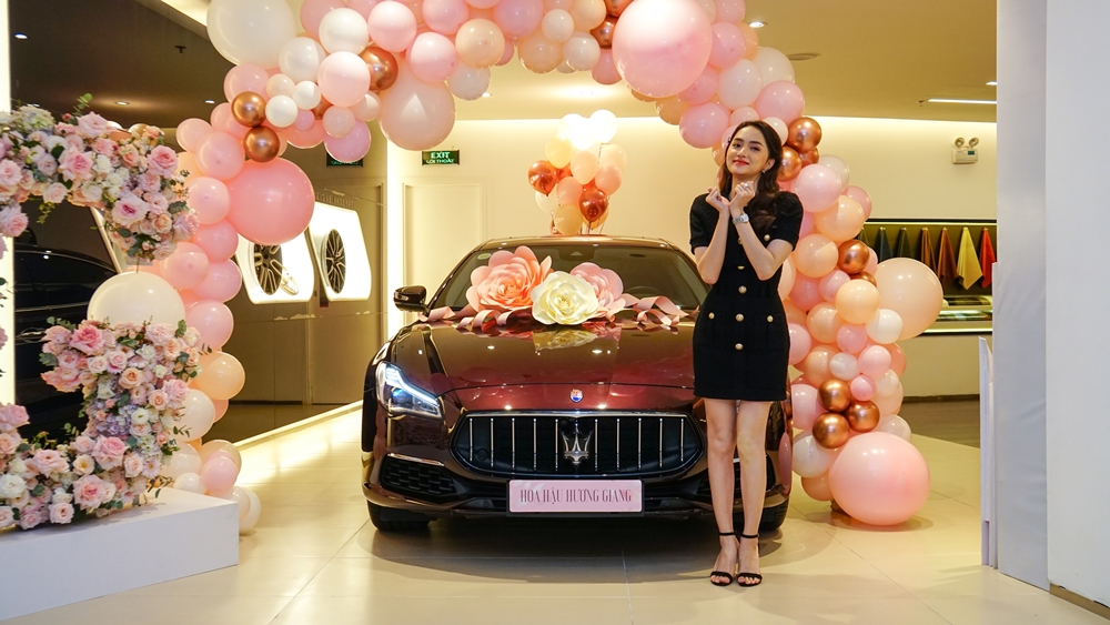 Hương Giang trong buổi bàn giao xe Maserati Quattroporte