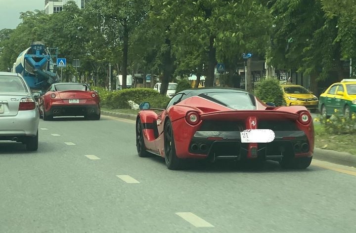 Chạy ph&iacute;a trước si&ecirc;u xe Ferrari LaFerrari Aperta c&ograve;n c&oacute; một chiếc Ferrari kh&aacute;c