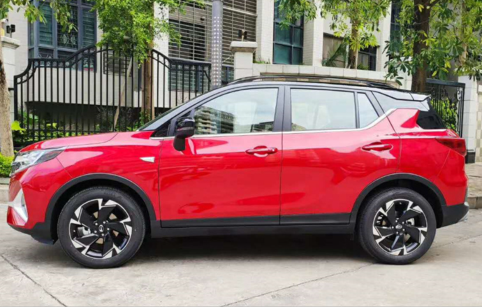 Bên sườn của Trumpchi GS3 Power cho thấy bộ la-zăng hai tông màu, nóc màu đen thiết kế như trôi nổi