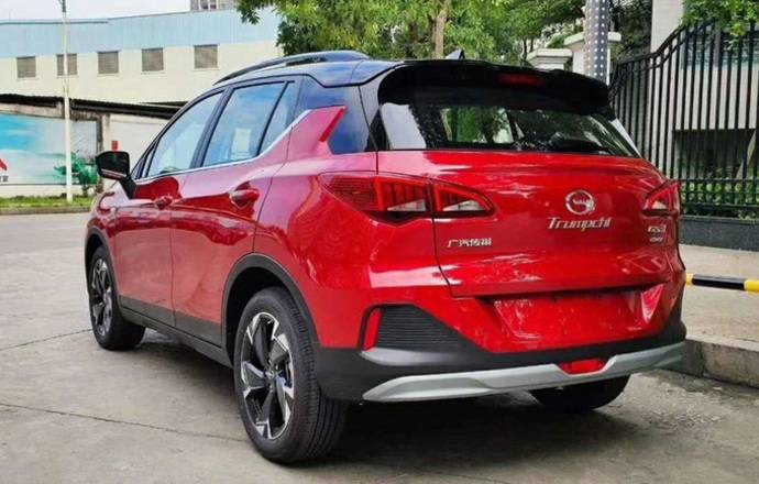 Phía sau của Trumpchi GS3 Power có cụm đèn hậu lớn, ống xả giấu kín phía dưới