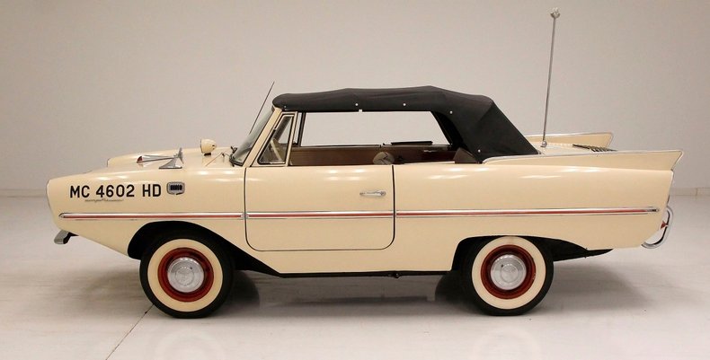 Bên sườn của xe lưỡng cư Amphicar 770 1964