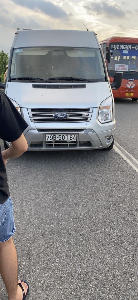 Chiếc Ford Transit tại hiện trường sự việc