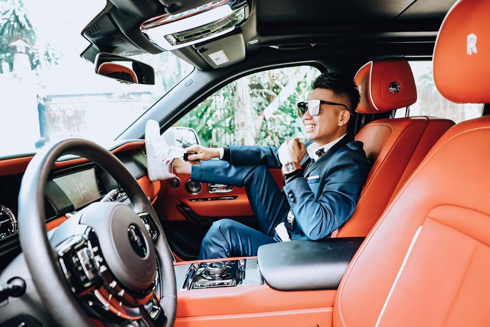 Minh Nhựa ngồi b&ecirc;n ghế phụ của Rolls-Royce Cullinan với ngụ &yacute; xe chưa biển v&agrave; anh chỉ c&oacute; thể ngồi chờ đến khi xe c&oacute; chứng minh nh&acirc;n d&acirc;n mới c&oacute; thể l&aacute;i ra đường