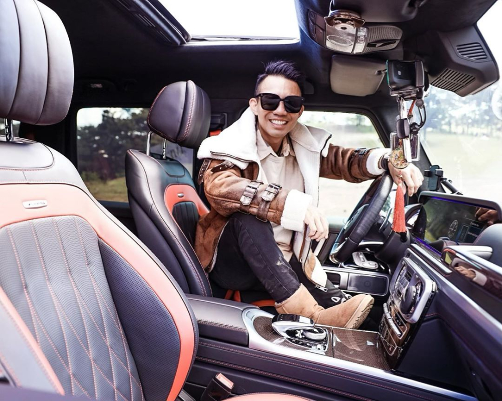 C&ograve;n đảm nhận việc di chuyển trong c&ocirc;ng việc cũng như du lịch cho chủ nh&acirc;n chiếc Pagani Huayra độc nhất Việt Nam ch&iacute;nh l&agrave; mẫu xe SUV hạng sang Mercedes-AMG G63 Edition One