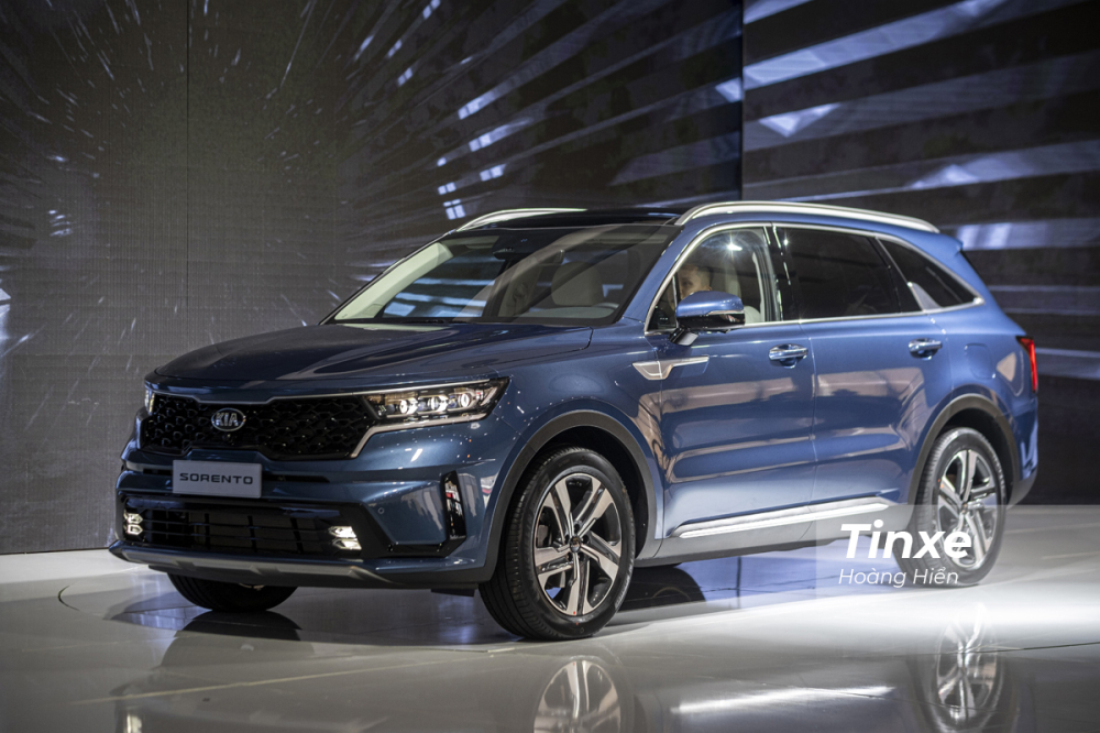 Với ngôn ngữ thiết kế Refined Boldness, KIA Sorento thế hệ thứ tư có dáng vẻ vuông vắn, cứng cáp và mạnh mẽ hơn trước đây. Kết hợp với đó là những đường gân dập nổi đồng điệu chạy dọc từ nắp ca-pô đến hết thân xe tạo vẻ khoẻ khoắn cho mẫu xe này.