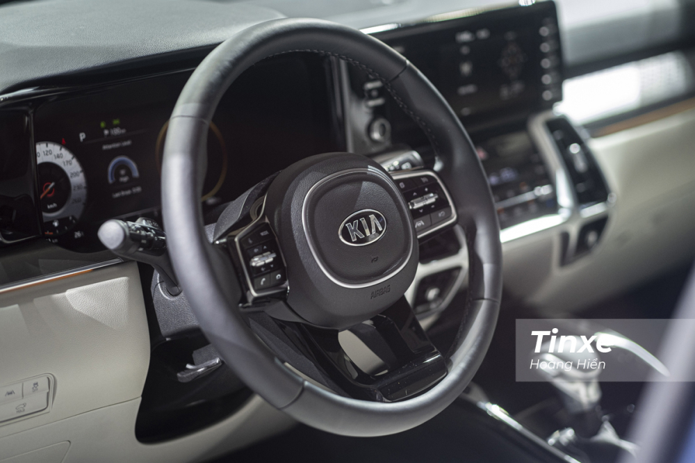 Vô-lăng của KIA Sorento thế hệ thứ 4 được tích hợp nhiều nút bấm và đặc biệt trên bản Signature thì người lái còn có thêm nhiều tính năng an toàn như cảnh báo làn đường, hỗ trợ giữ làn đường, kiểm soát hành trình thông minh,....