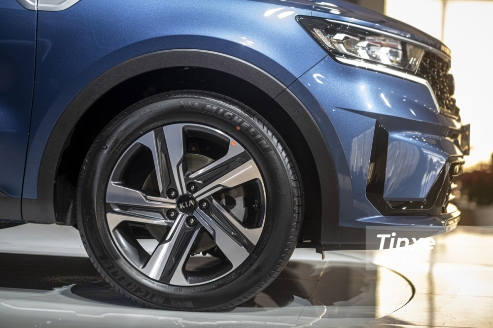 KIA Sorento được trang bị vành hợp kim kích thước 19 ở phiên bản Premium và Signature. Đối với hai bản Deluxe và Luxury thì xe chỉ được trang bị vành hợp kim 18 inch.