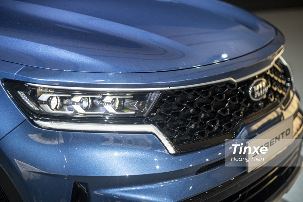 Ngoài ra cũng phải nhắc đến hệ thống đèn chiếu sáng full-LED mang thiết kế Mắt Hổ của KIA Sorento. Kết hợp với dải định vị LED và viền mạ crome khiến cho phần đầu xe tạo cảm giác liền mạch và mạnh mẽ.
