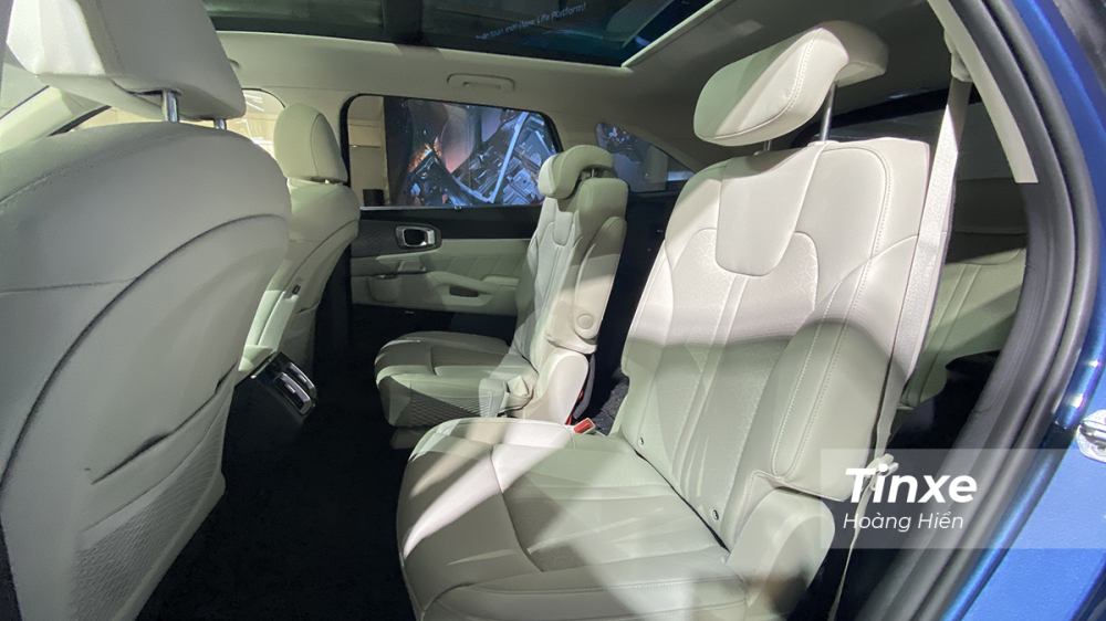 Điểm cộng lớn của KIA Sorento chính là ở không gian nội thất rộng rãi cho cả ba hàng ghế. Trên phiên bản 6 chỗ của KIA Sorento hành khách còn có thể tận hưởng sự riêng tư với ghế ngồi độc lập.