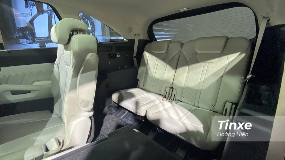 Hàng ghế thứ 3 của KIA Sorento rộng rãi cho cả người cao 1m7 với khoảng trần thoáng và độ ngả lưng ghế vừa đủ giúp người ngồi có thể tư thế khá thoải mái. 