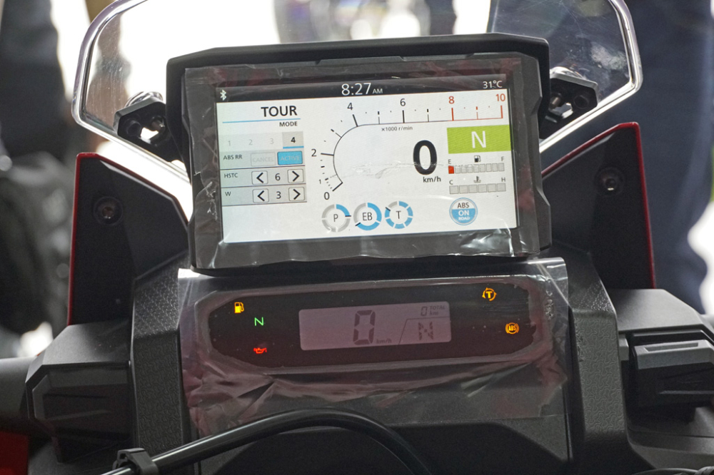 Honda Forza 800 cũng sẽ được trang bị màn hình màu TFT tương tự như Honda Africa Twin 1100
