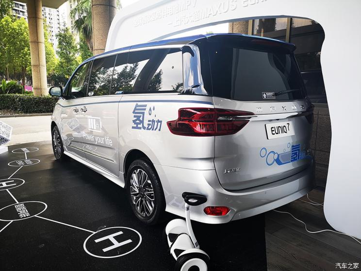 Nó hoạt động bằng một hệ thống pin nhiên liệu hydro và mô tơ điện