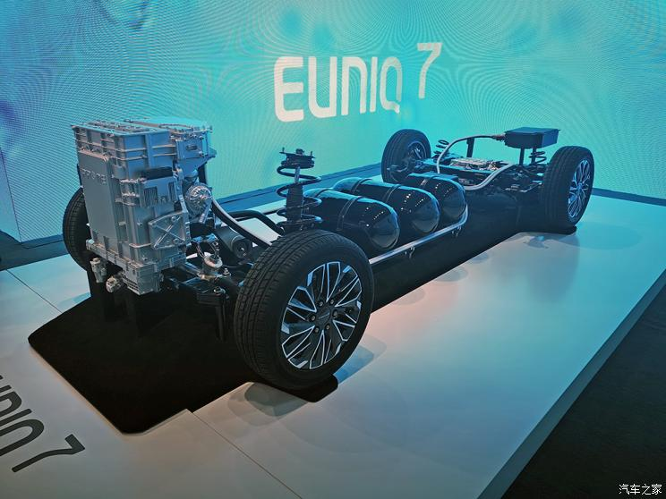 Khung gầm của Maxus Euniq 7 cho thấy 3 bình hydro được ở vị trí trung tâm, dưới sàn xe