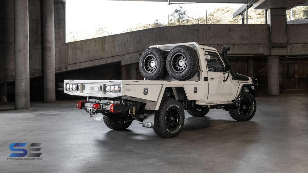 Phía sau của chiếc bán tải cabin đơn Toyota Land Cruiser độ bởi Shannons Engineering Phía sau của chiếc bán tải cabin đơn Toyota Land Cruiser độ bởi Shannons Engineering