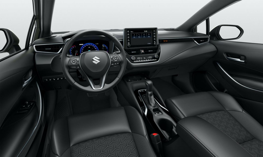 Nội thất của Suzuki Swace 2021 giống hệt Toyota Corolla Touring Sports, trừ logo trên vô lăng Nội thất của Suzuki Swace 2021 giống hệt Toyota Corolla Touring Sports, trừ logo trên vô lăng