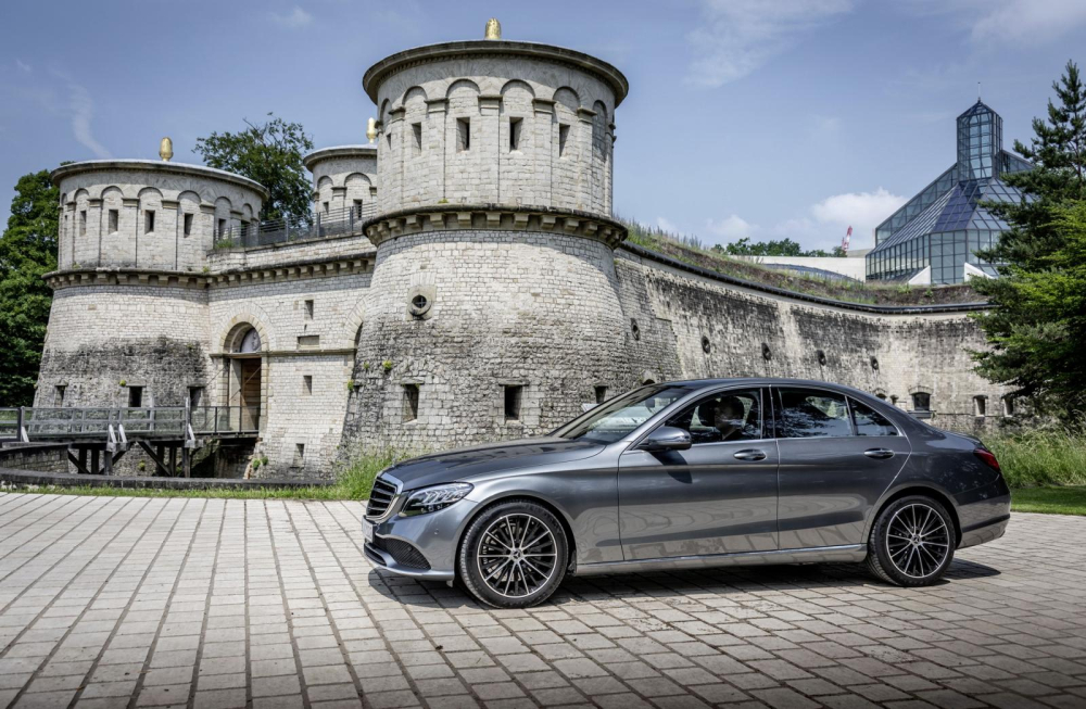 Mercedes-Benz C-Class là mẫu xe giúp người dùng Tinder nhanh vào việc nhất Mercedes-Benz C-Class là mẫu xe giúp người dùng Tinder nhanh vào việc nhất