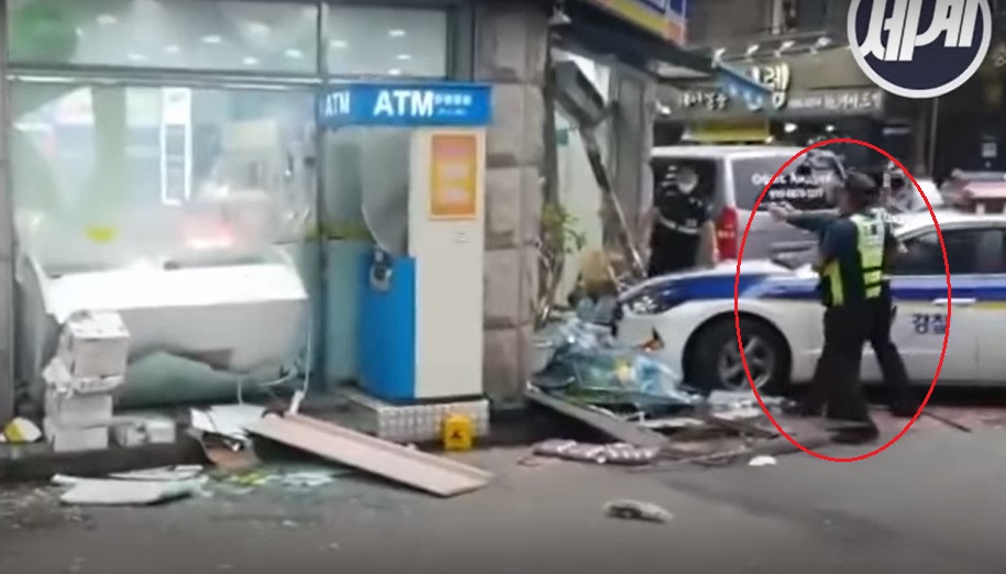 Cảnh sát có mặt tại hiện trường sự việc Cảnh sát có mặt tại hiện trường sự việc