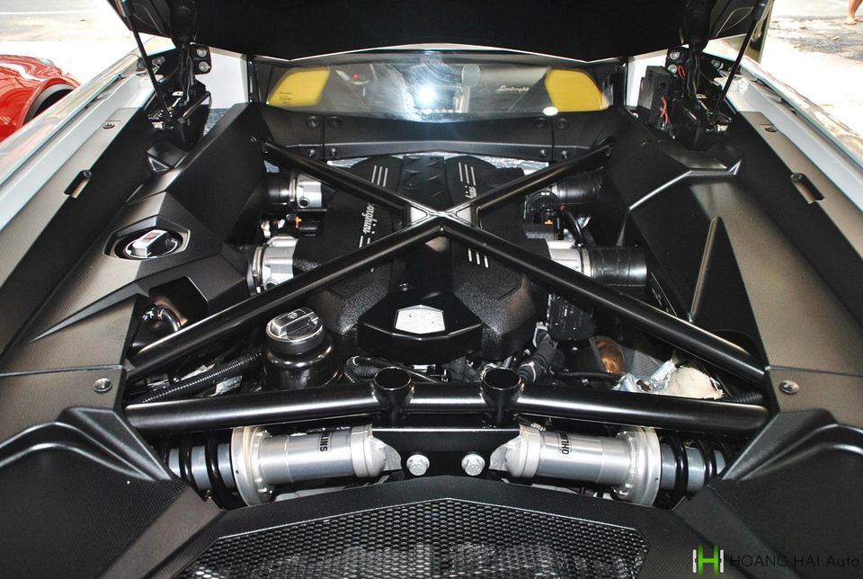Động cơ V12 của chiếc Lamborghini Aventador LP700-4 đang được chào bán 19 tỷ đồng Động cơ V12 của chiếc Lamborghini Aventador LP700-4 đang được chào bán 19 tỷ đồng