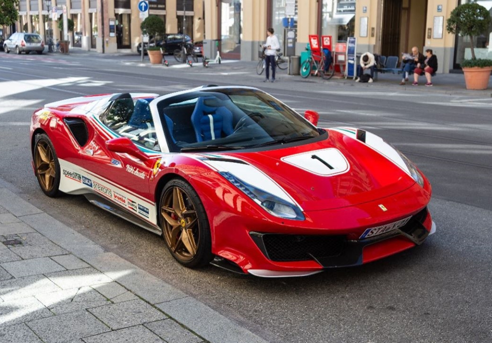Vẻ đẹp của hàng độc Ferrari 488 Pista Spider phiên bản Vẻ đẹp của hàng độc Ferrari 488 Pista Spider phiên bản Nikki Lauda trên đường phố