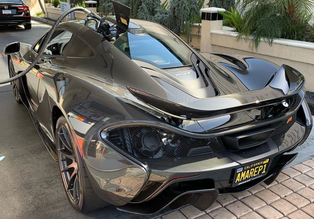 Hiện tại Việt Nam vẫn chưa có chiếc McLaren P1 nào nhưng dòng xe McLaren Senna thì đã có một chiếc thuộc sở hữu của doanh nhân quận 12 nhưng lại mang biển số Campuchia