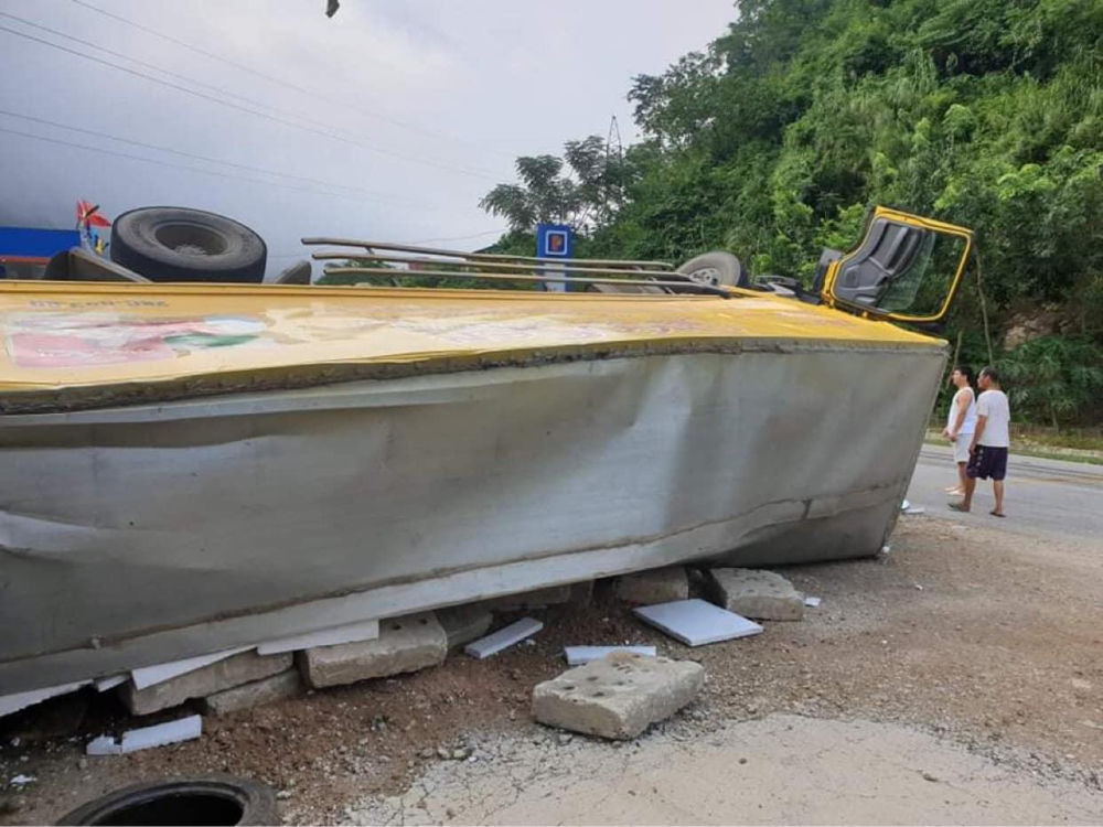 Chiếc xe tải bị hư hỏng nặng Chiếc xe tải bị hư hỏng nặng