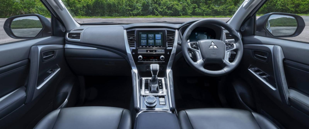 Tổng thể nội thất của Mitsubishi Pajero Sport 2020 vẫn giữ nguyên chỉ thay đổi nhẹ, chỉ bổ sung tiện nghi và làm lại cụm điều chỉnh điều hòa, đổi từ dạng nút bấm sang núm xoay