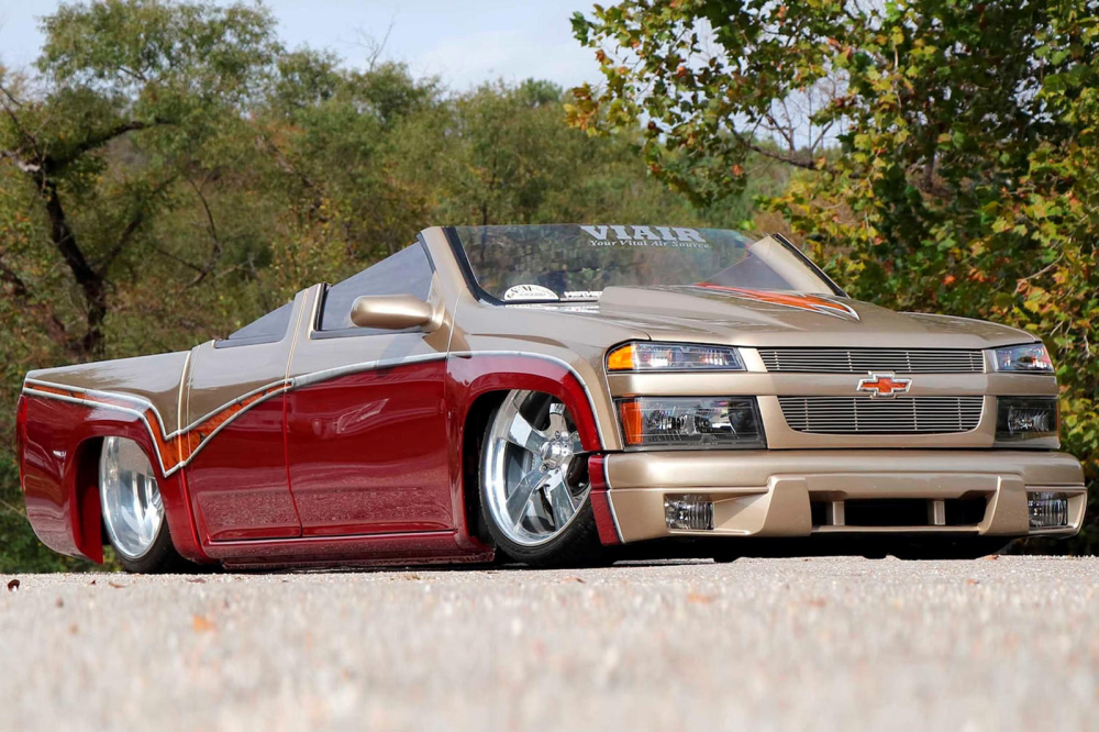 Chevrolet Colorado 2005 này đã được độ kiểu low-rider và cắt luôn phần nóc