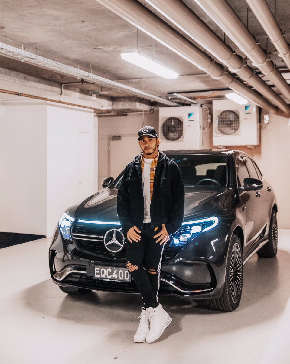 Hamilton chụp ảnh bên chiếc Mercedes-Benz EQC của mình Hamilton chụp ảnh bên chiếc Mercedes-Benz EQC của mình