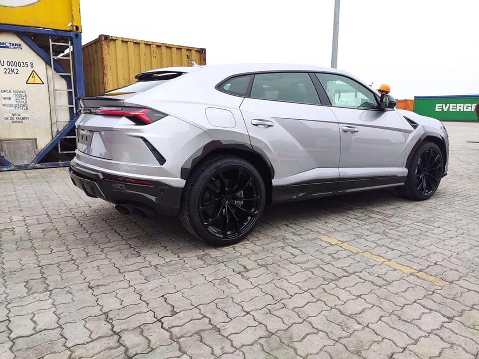 Siêu SUV Lamborghini Urus tiếp tục cập bến Việt Nam với màu sơn độc