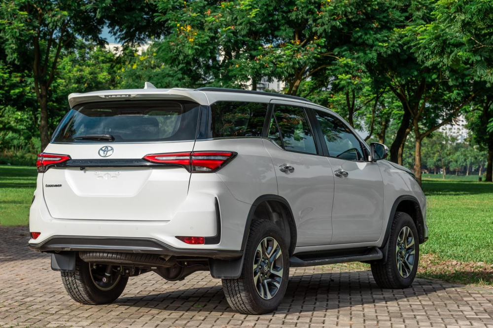 Dù nâng cấp trang bị, thay đổi nhẹ thiết kế nhưng giá khởi điểm của Toyota Fortuner 2020 lại giảm mạnh, chưa đến 1 tỷ đồng Dù nâng cấp trang bị, thay đổi nhẹ thiết kế nhưng giá khởi điểm của Toyota Fortuner 2020 lại giảm mạnh, chưa đến 1 tỷ đồng