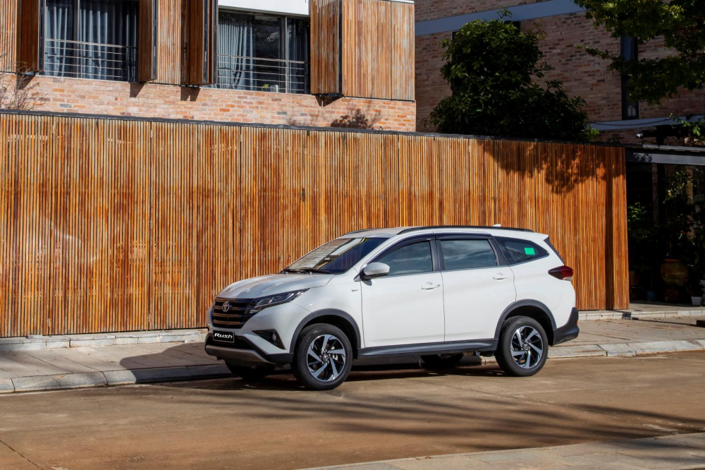 Ra mắt Việt Nam được 2 năm nhưng chưa có bản nâng cấp, Toyota Rush được Toyota Việt Nam điều chỉnh giá bán giảm 35 triệu đồng Ra mắt Việt Nam được 2 năm nhưng chưa có bản nâng cấp, Toyota Rush được Toyota Việt Nam điều chỉnh giá bán giảm 35 triệu đồng