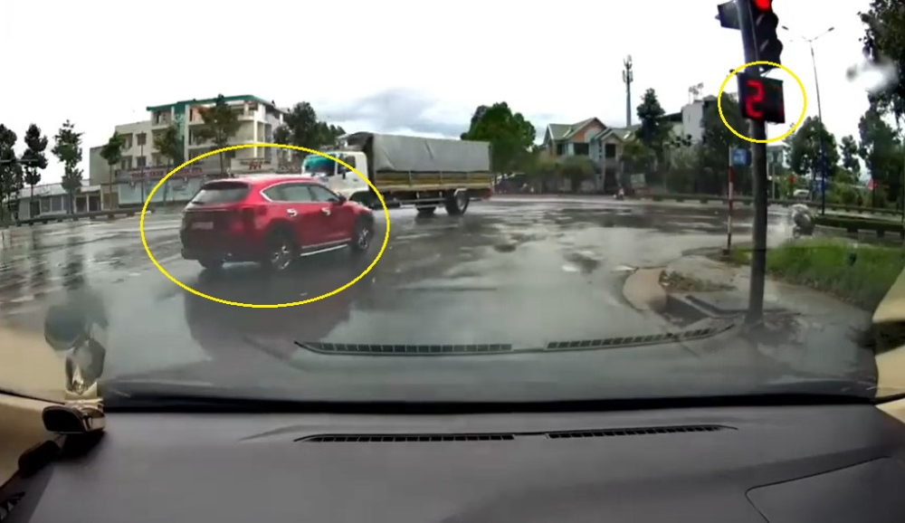 Chiếc ô tô Mazda CX-5 vượt lên ngã tư khi đèn đỏ còn hơn 20 giây nữa