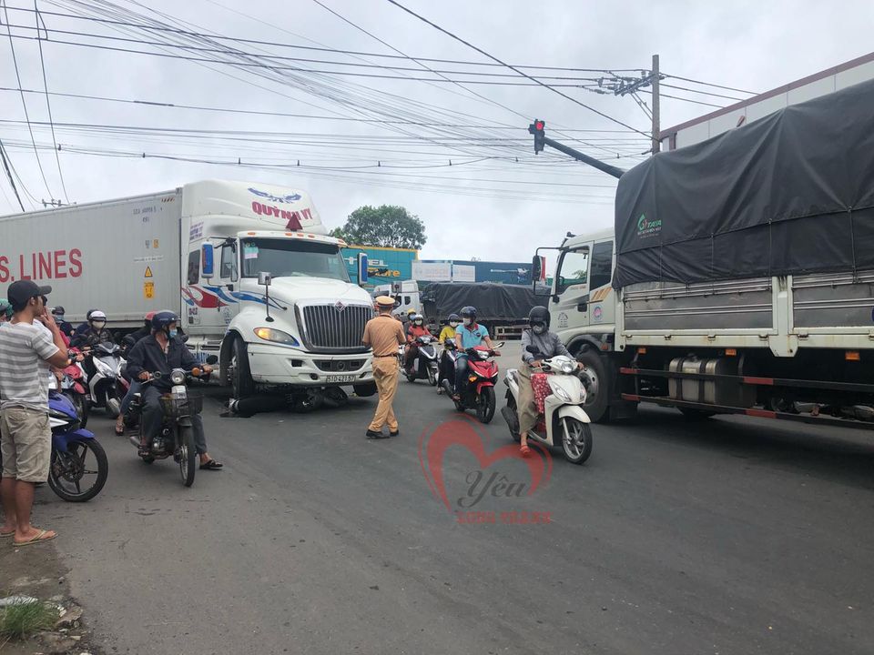Lực lượng chức năng có mặt tại hiện trường vụ tai nạn