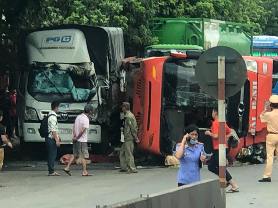 Chiếc xe kh&aacute;ch lật ngang, ngay cạnh chiếc &ocirc; t&ocirc; tải