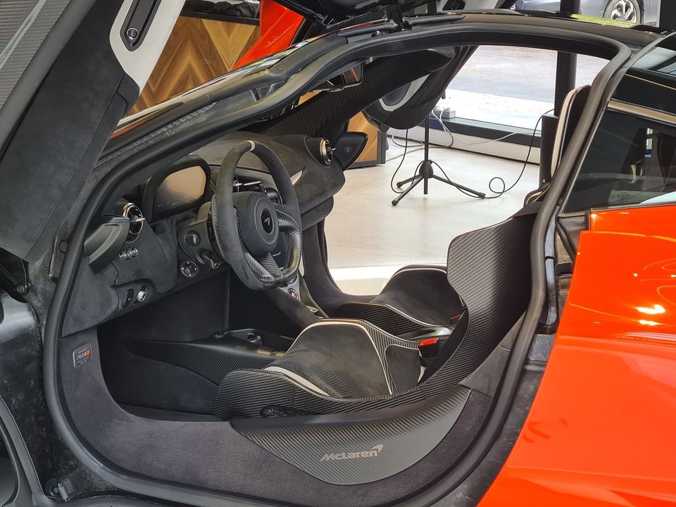 Si&ecirc;u xe McLaren 765LT đầu ti&ecirc;n đến Malaysia chỉ mang mục đ&iacute;ch trưng b&agrave;y, l&yacute; do l&agrave; xe c&oacute; v&ocirc; lăng nằm b&ecirc;n tr&aacute;i