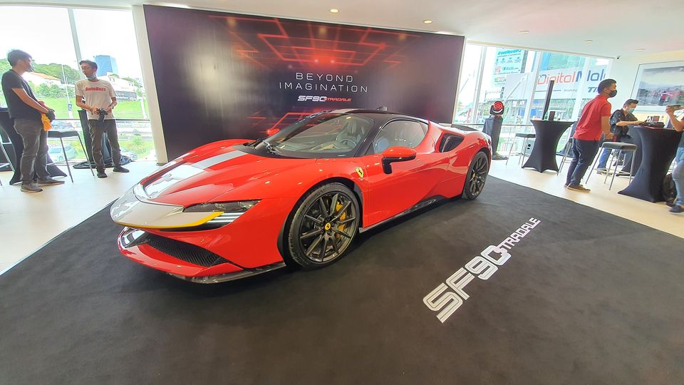 Ferrari SF90 Stradale là một mẫu xe hybrid rất ấn tượng
